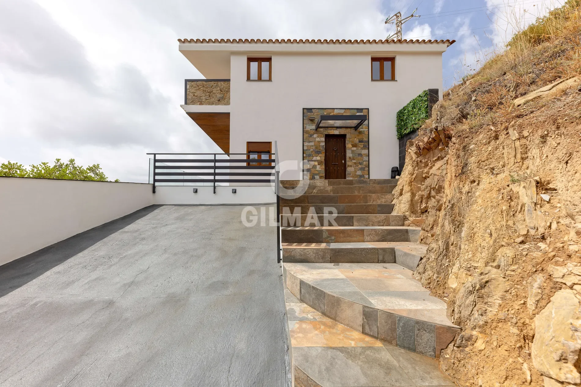 Exterior photo 2