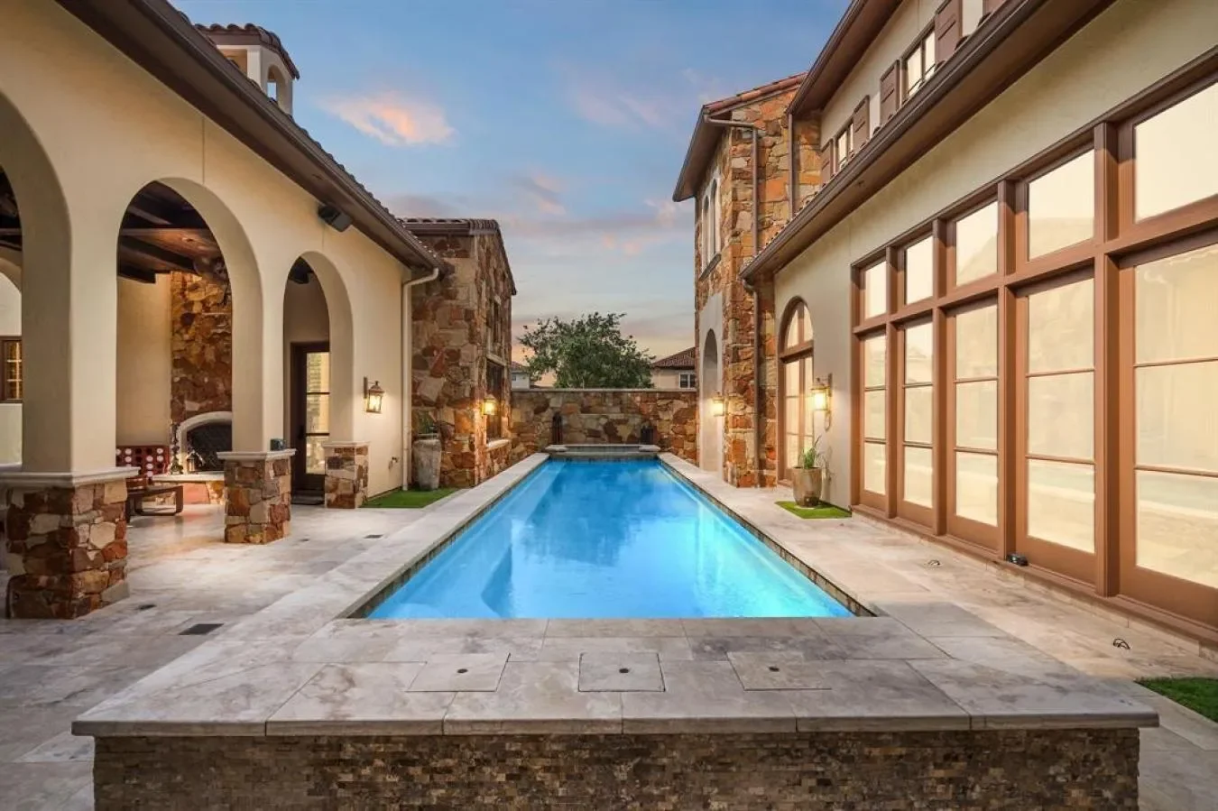 Exterior photo 2
