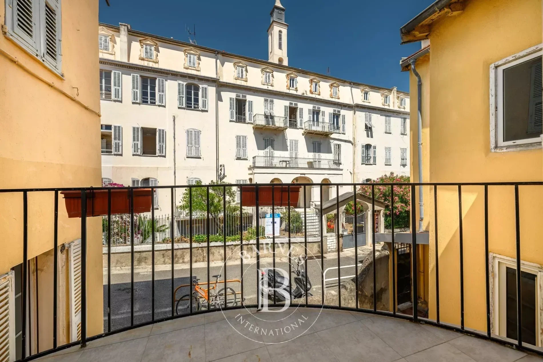 Exterior photo 4
