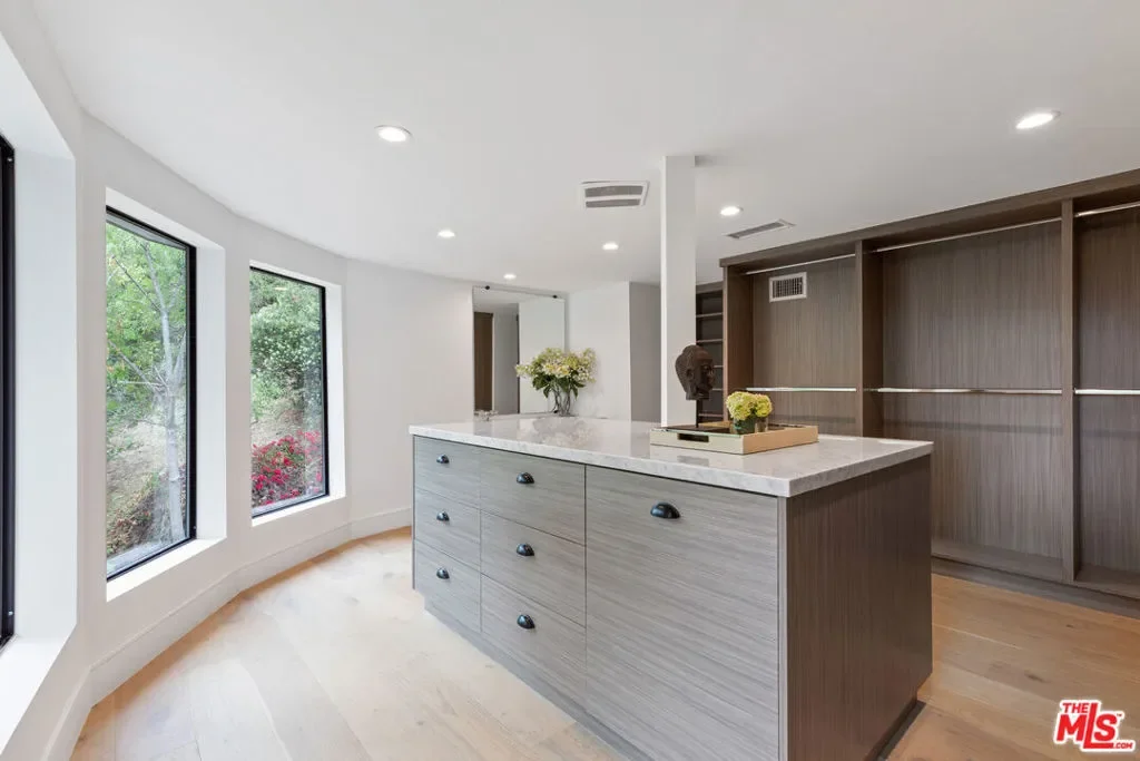 16881 Oak View Drive, Los Angeles, California, United States. - Photo 17