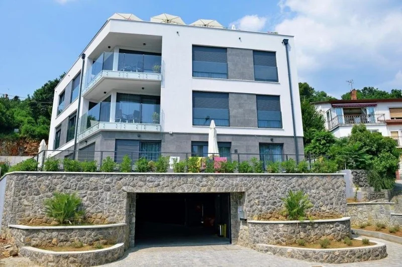Exclusive building with 6 apartments