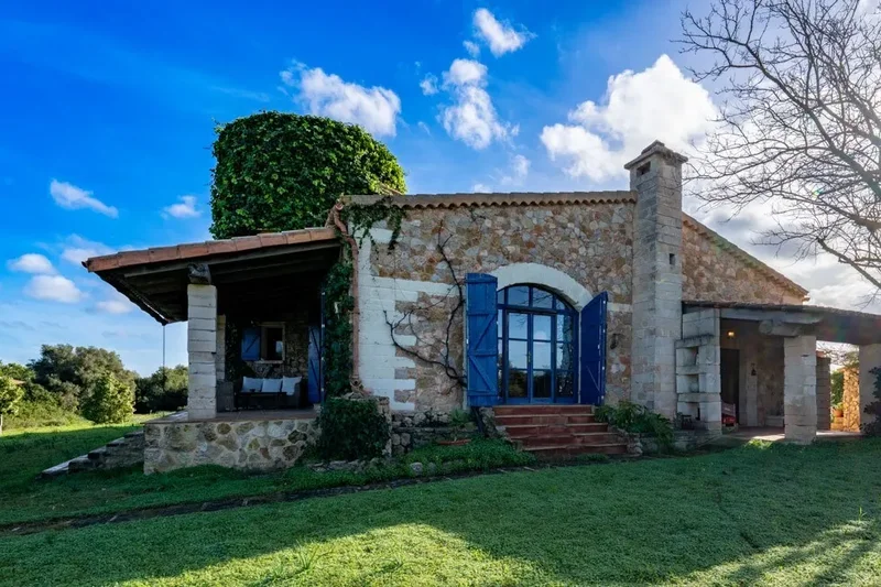 Country house with panoramic views to the sea and holiday rental permit in Sant Llorenç