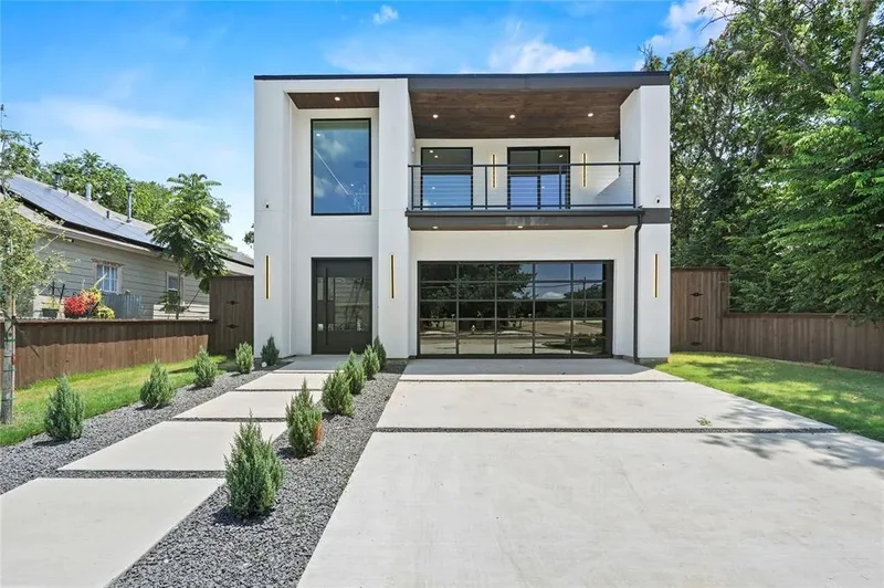Single Family Residence in Dallas