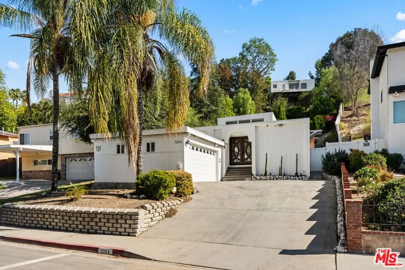 5154 Don Pio Drive, Los Angeles, California, United States. - Photo 2