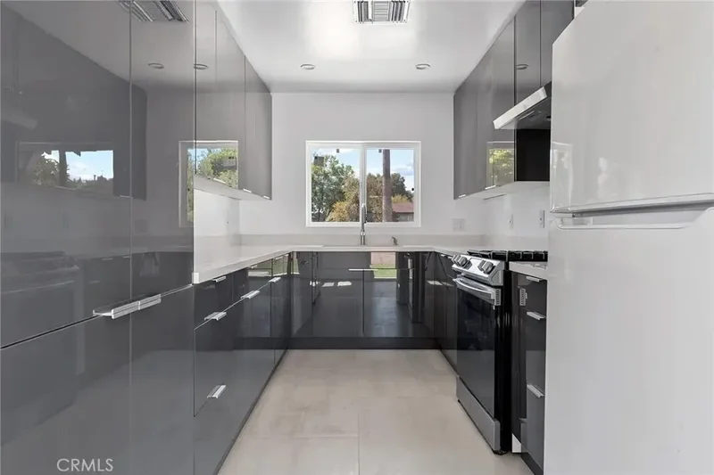 22723 Leonora Drive, Los Angeles, California, United States. - Photo 6