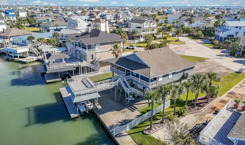 Single Family Residence in Tiki Island