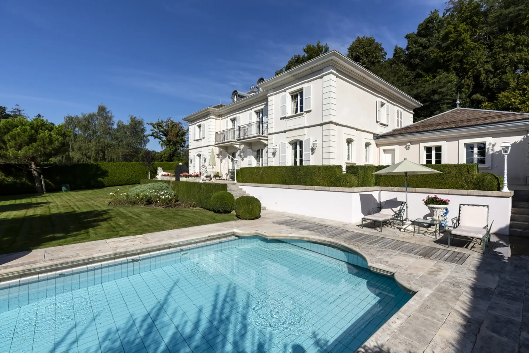Exterior photo 1