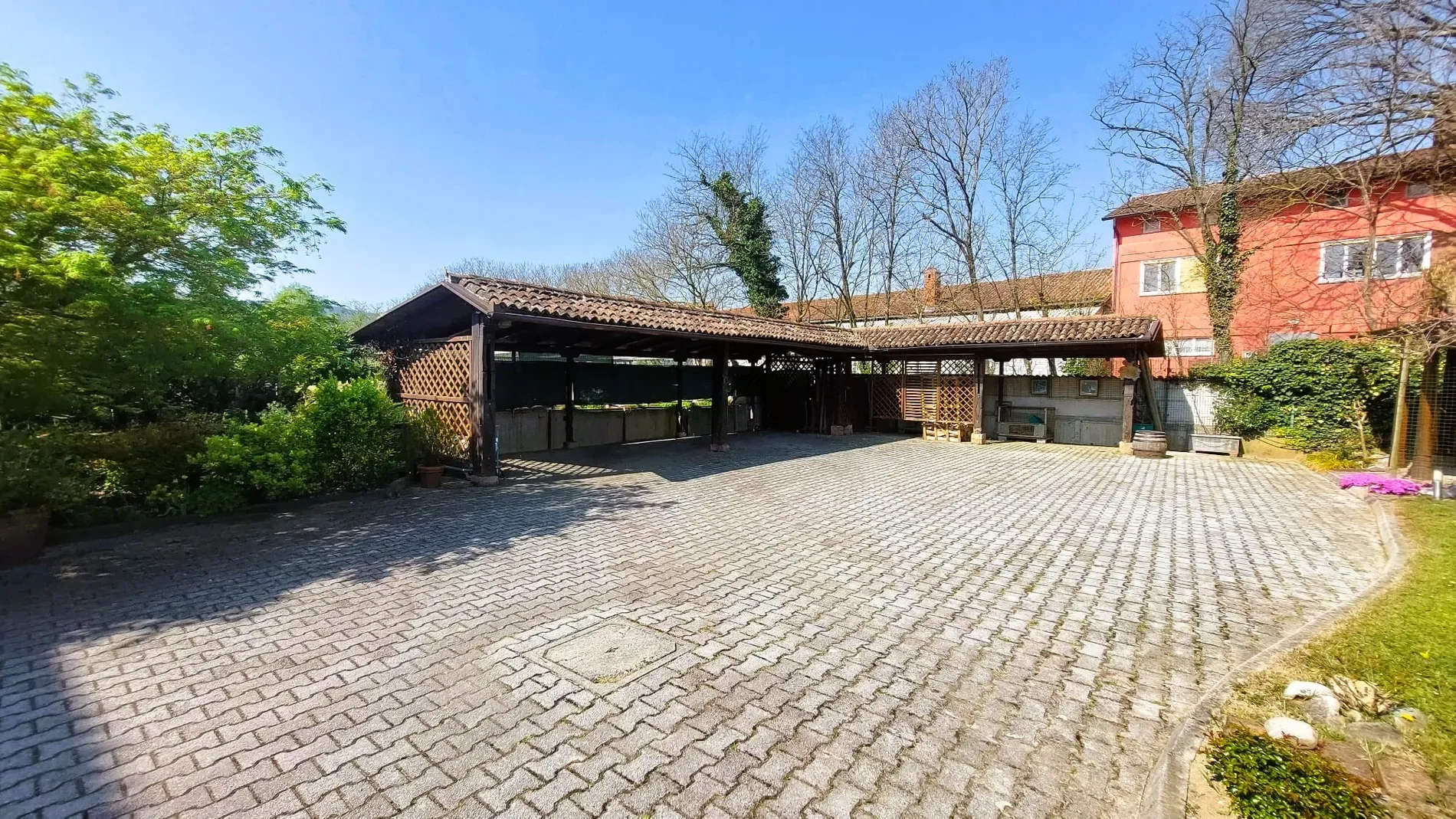 Exterior photo 9