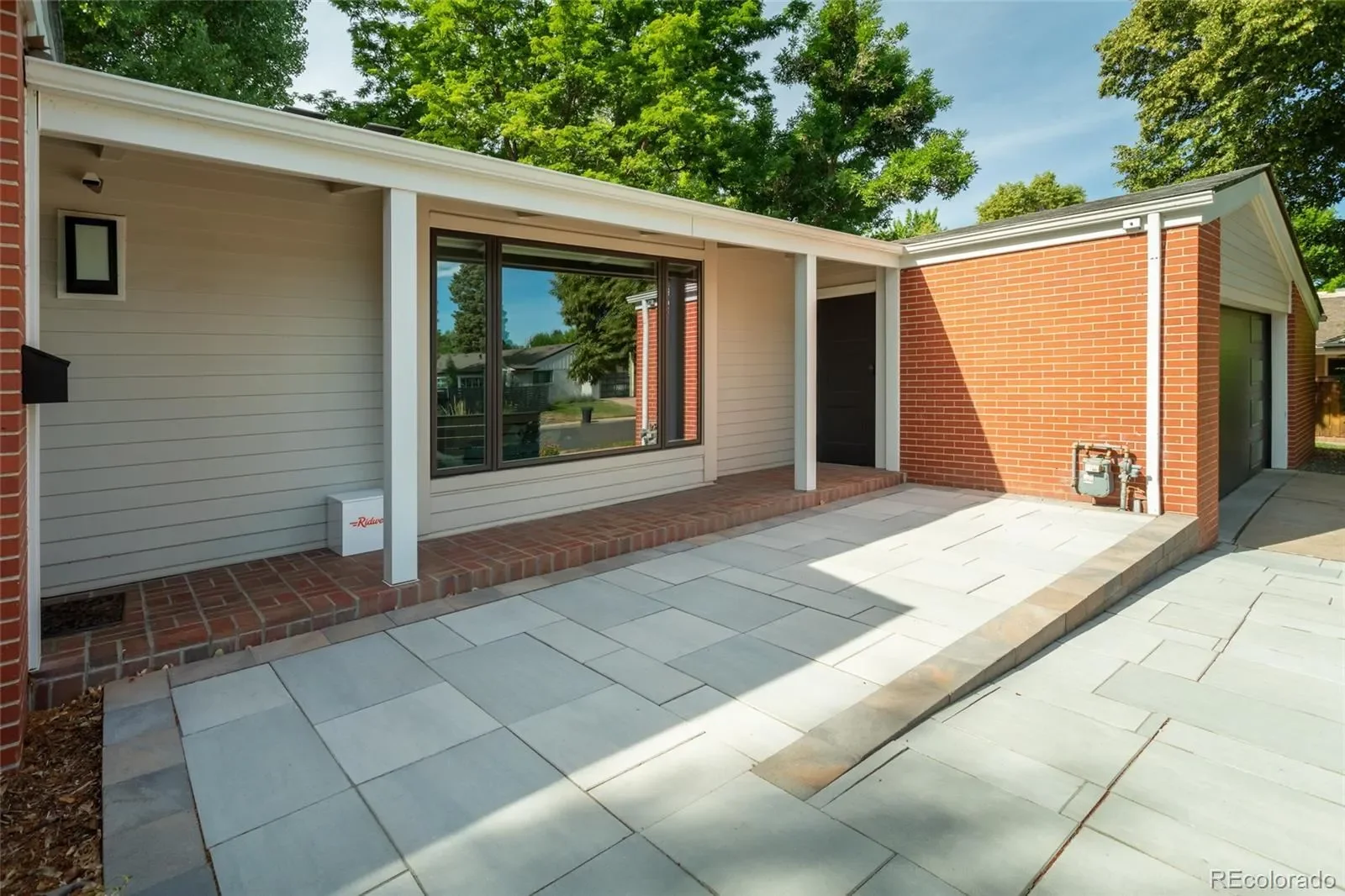 Exterior photo 5