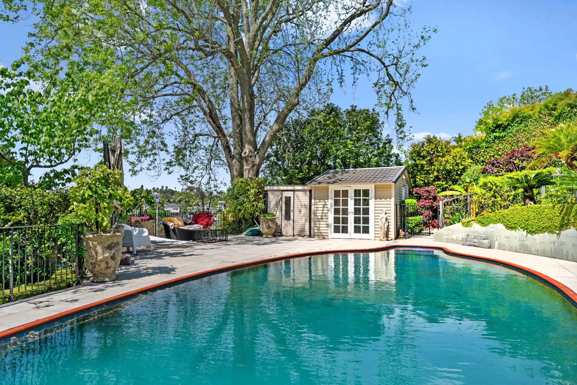 Exterior photo 2