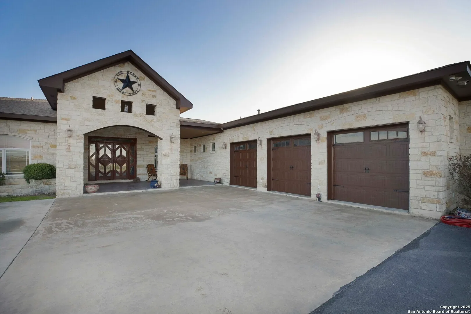 Exterior photo 4