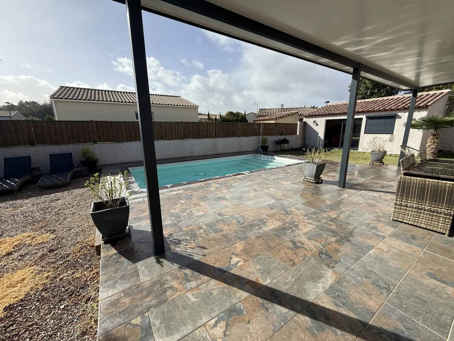 Exterior photo 4
