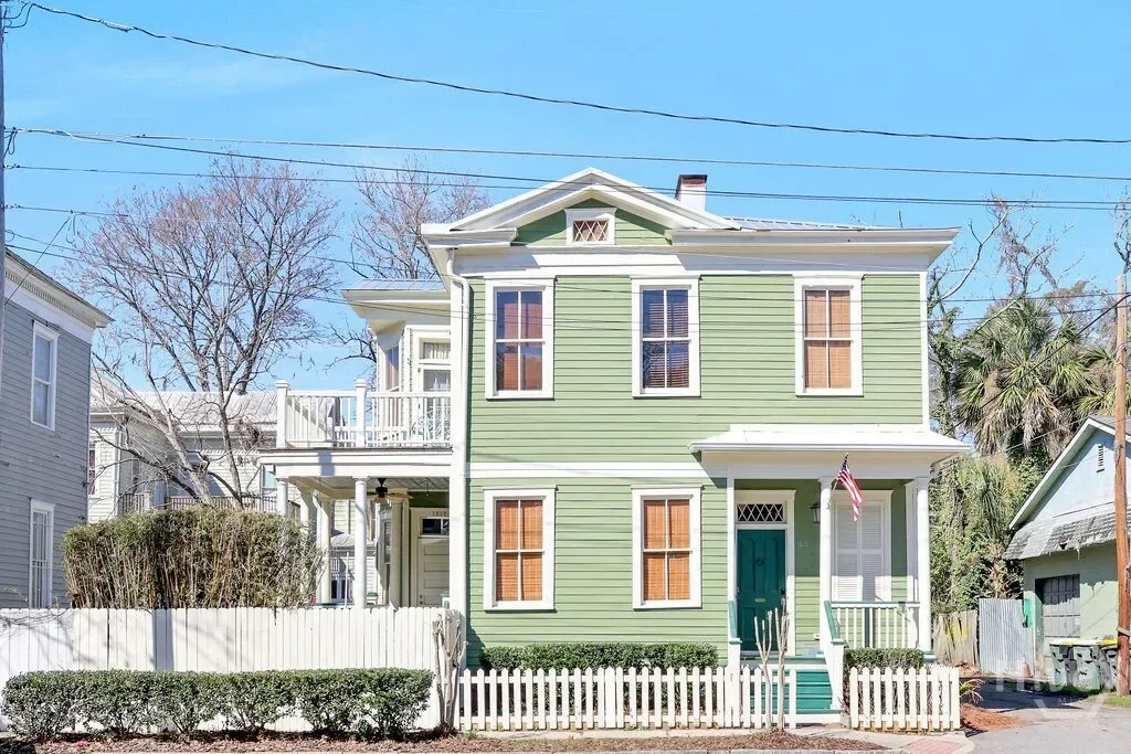 Exterior photo 8
