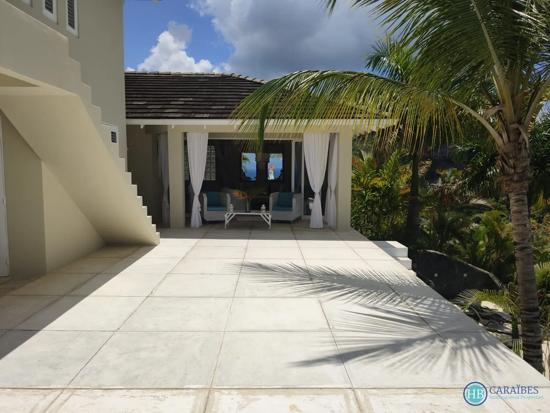 Exterior photo 6