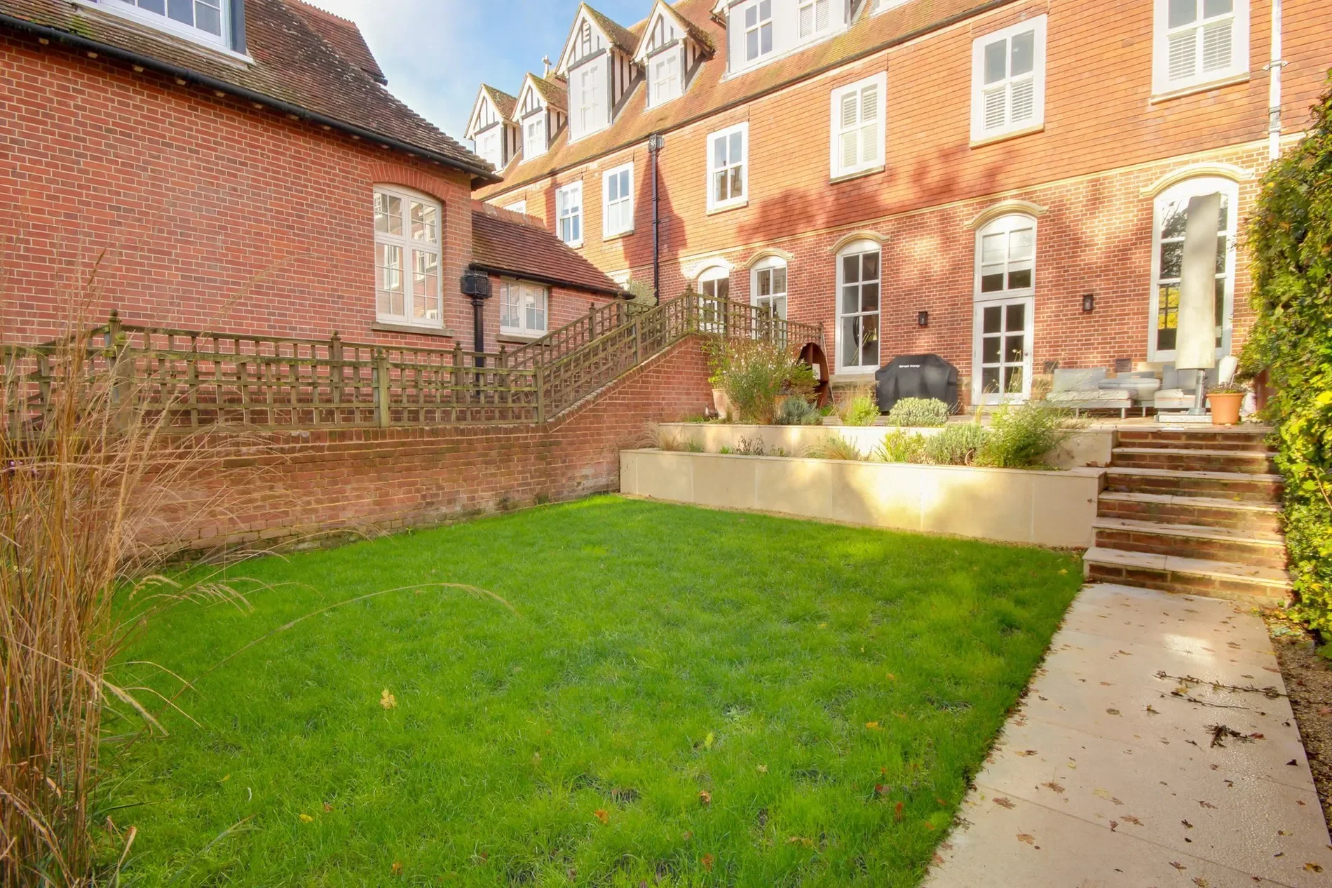 Exterior photo 2
