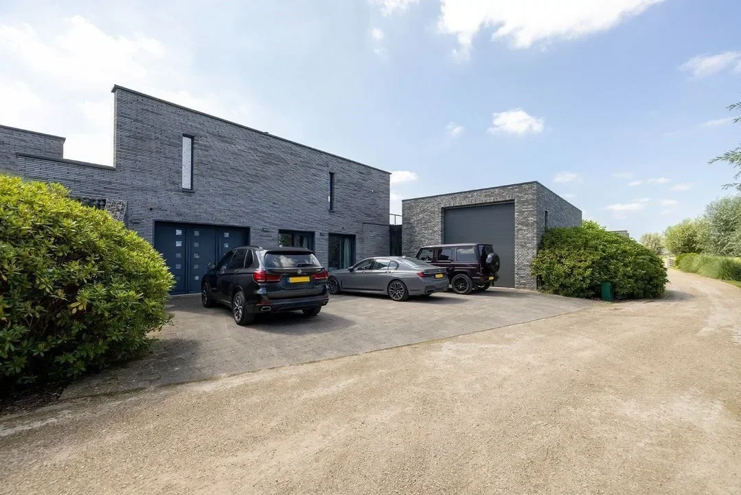 Exterior photo 6