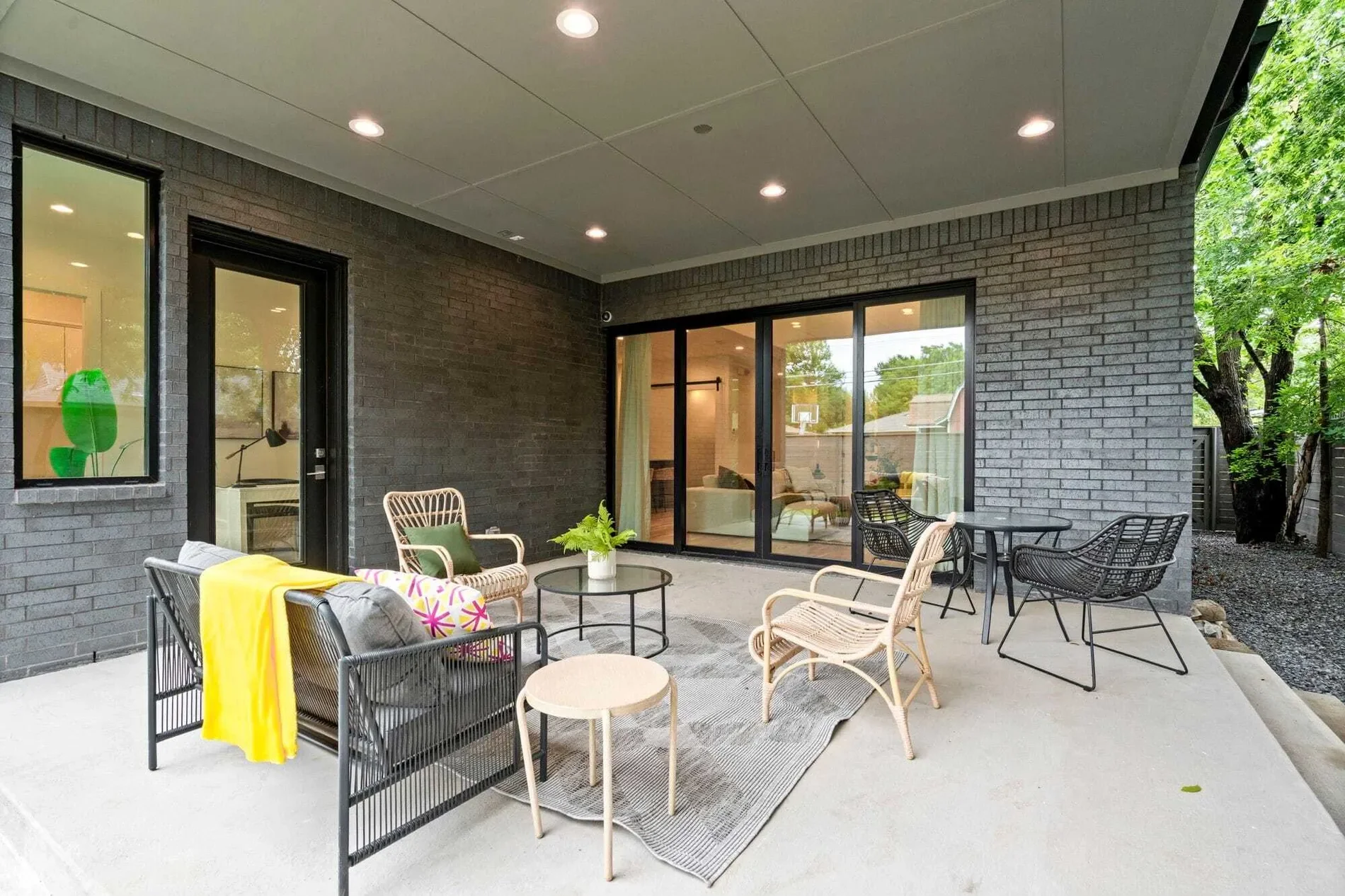 Exterior photo 2