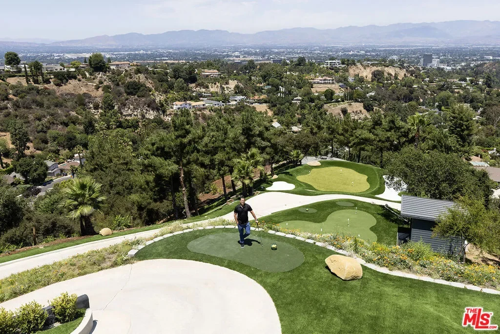 16401 Mulholland Drive, Los Angeles, California, United States. - Photo 31