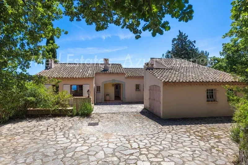 Lovely property in private domaine - beach on foot - sea view