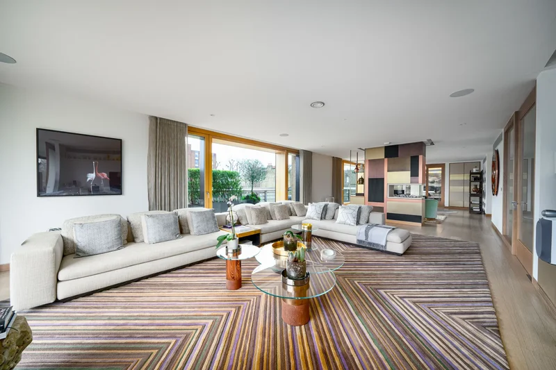 An exceptionally rare apartment with generous lateral living in Prime Kensington