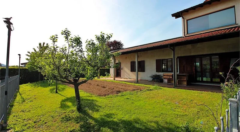 Villa with workshop, garden, and terrace.
