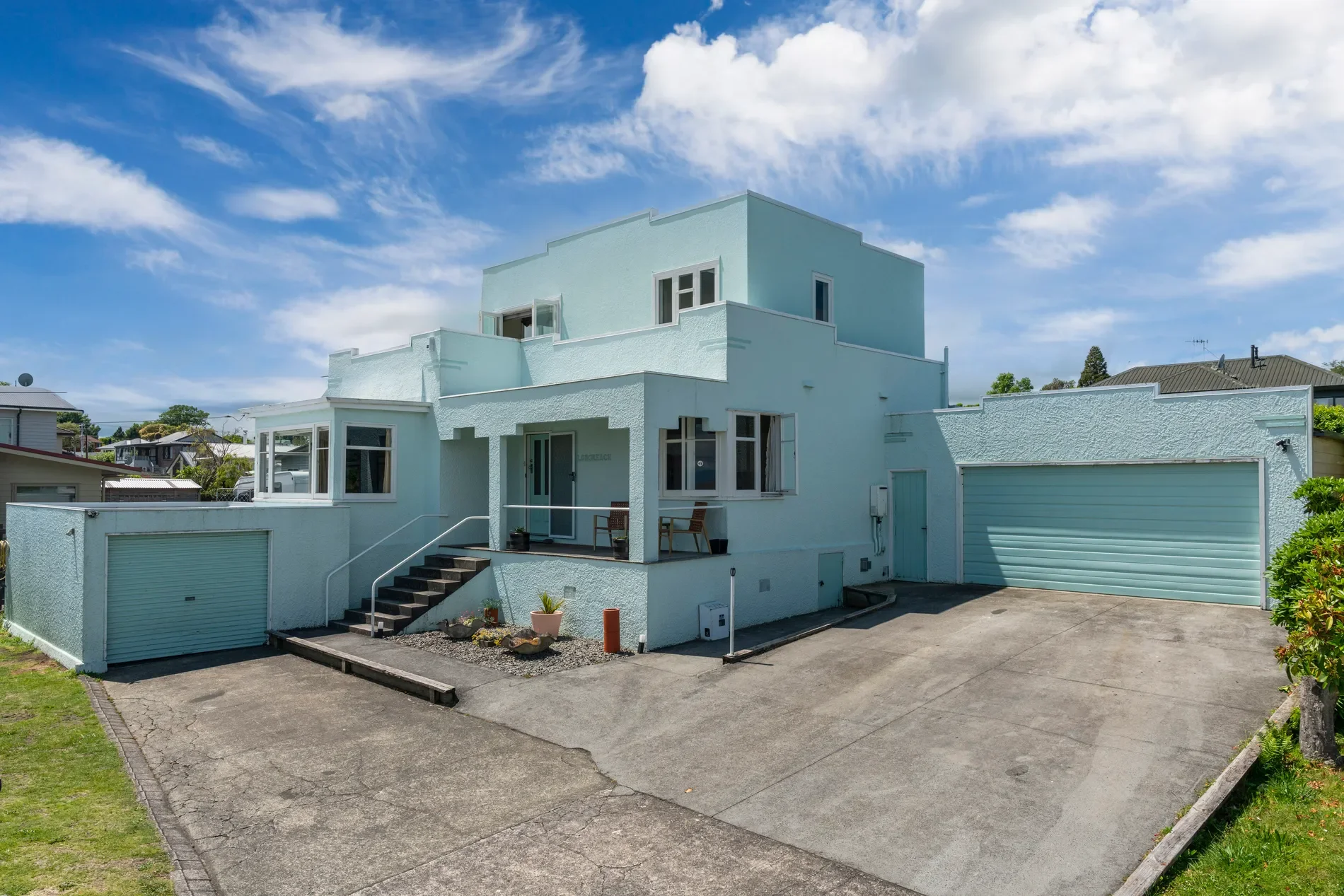 Exterior photo 2