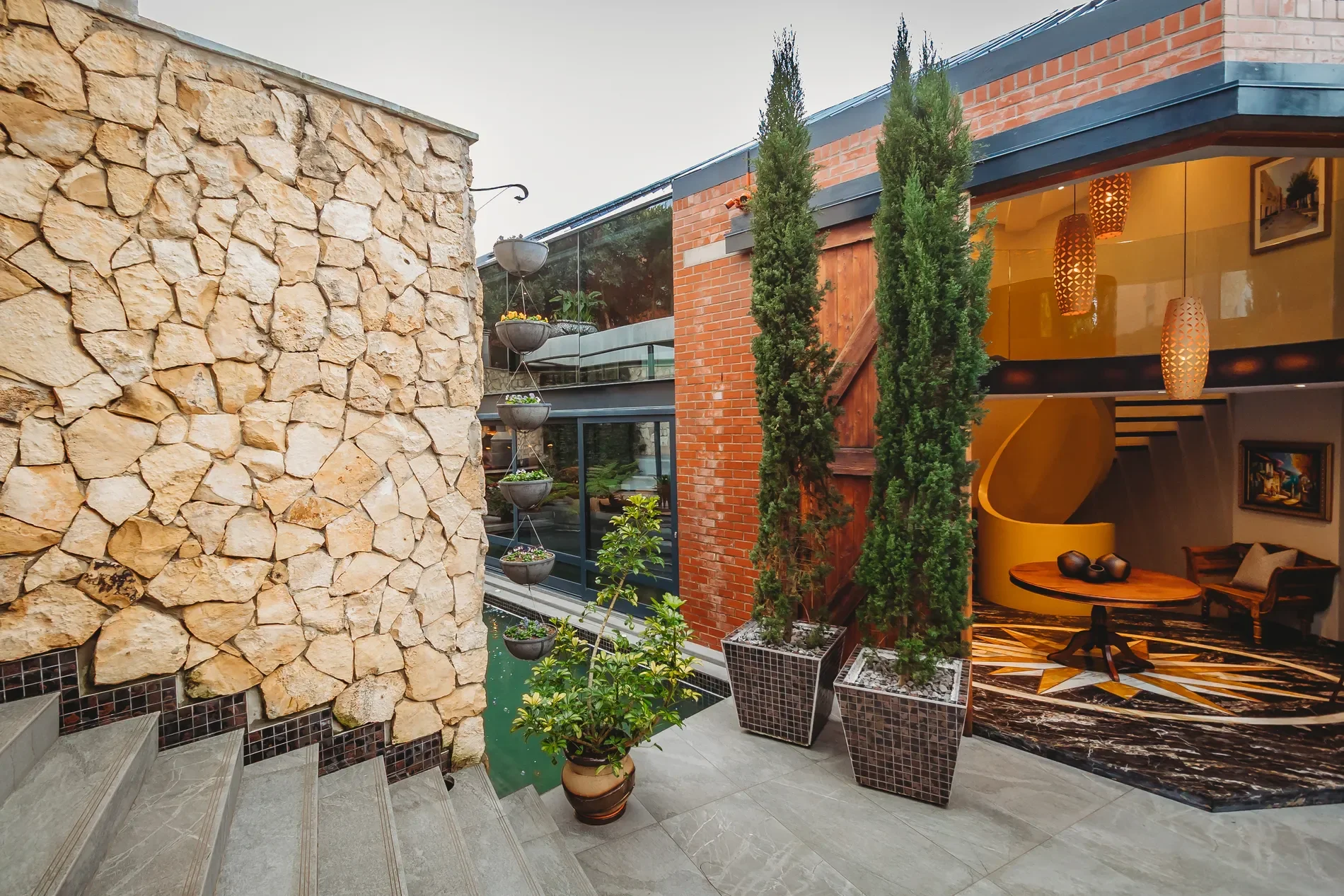 Exterior photo 2
