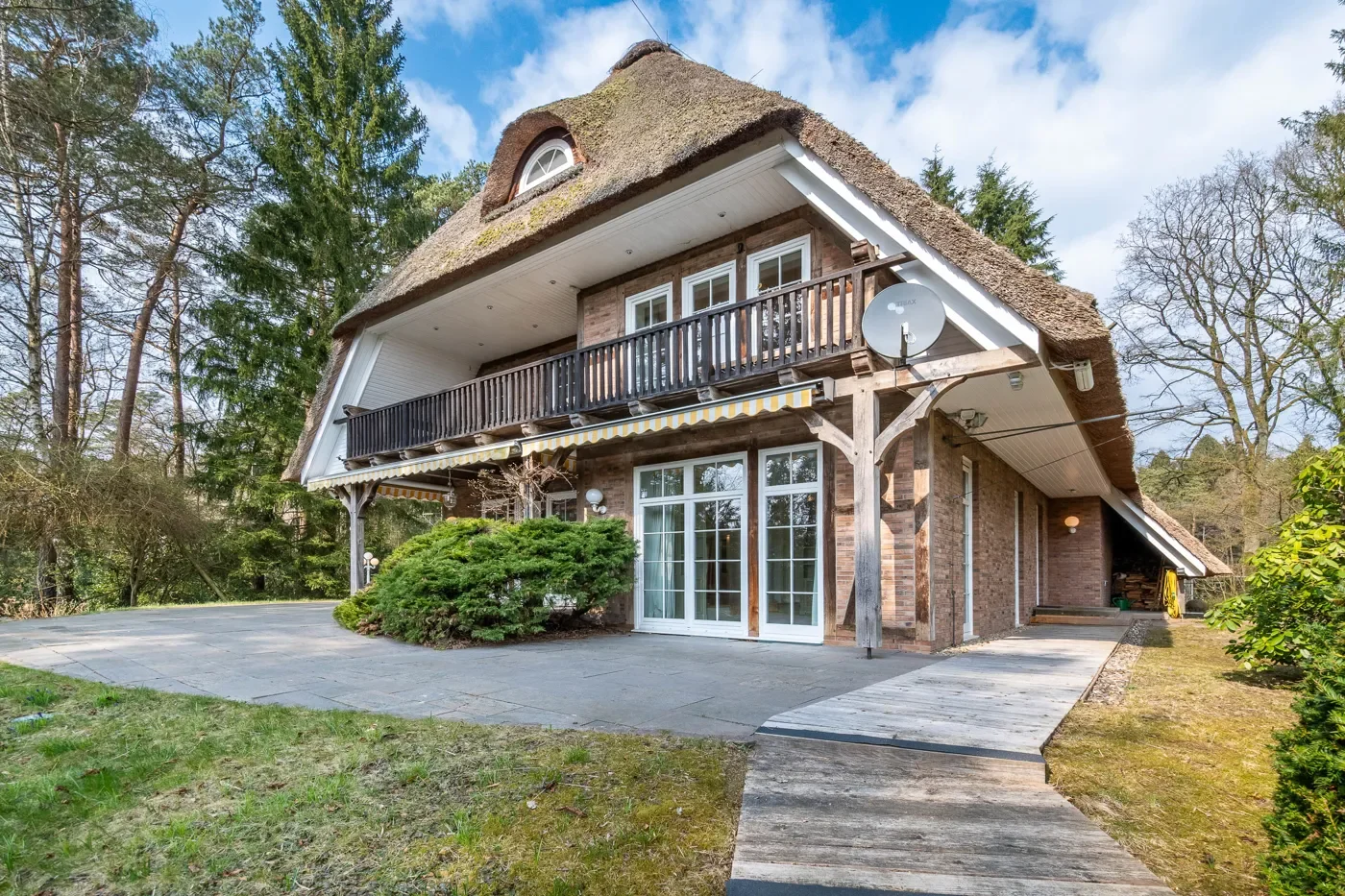 Exterior photo 3