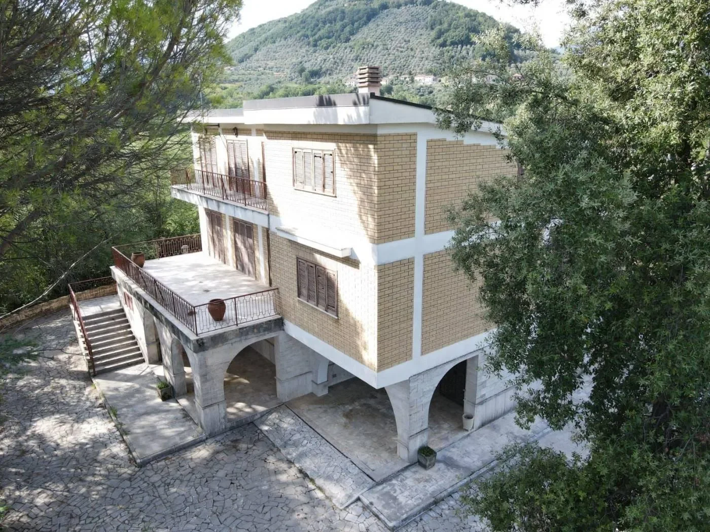 Exterior photo 6