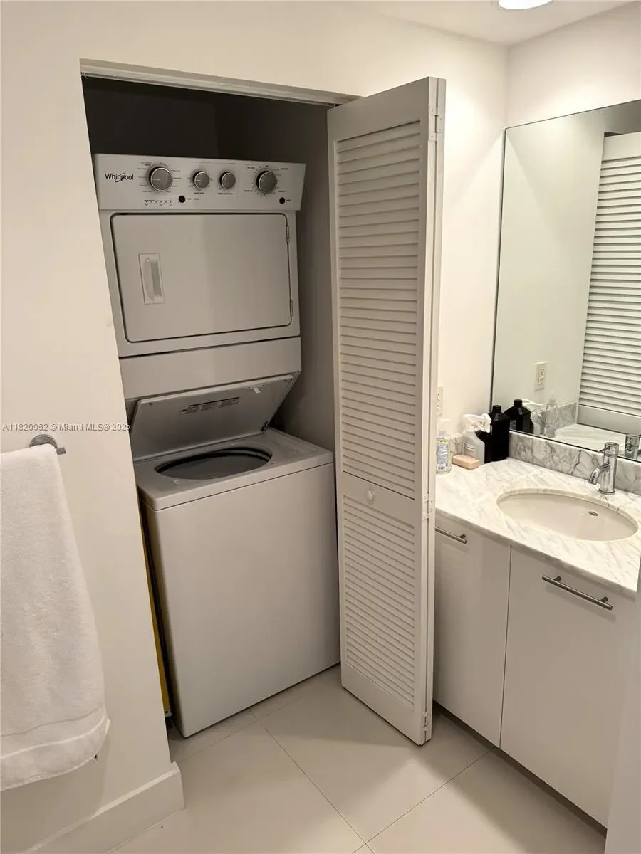 950 Brickell Bay Dr, #3710, Miami, Florida, United States. - Photo 11