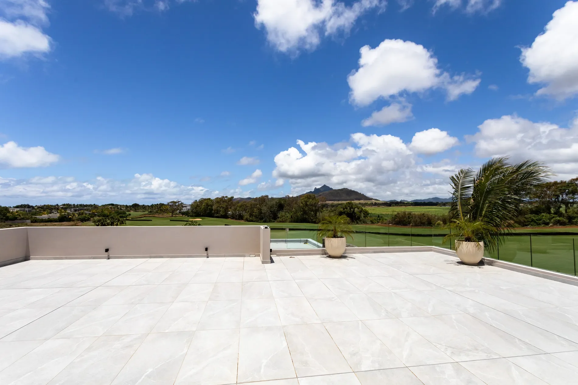 Exterior photo 5