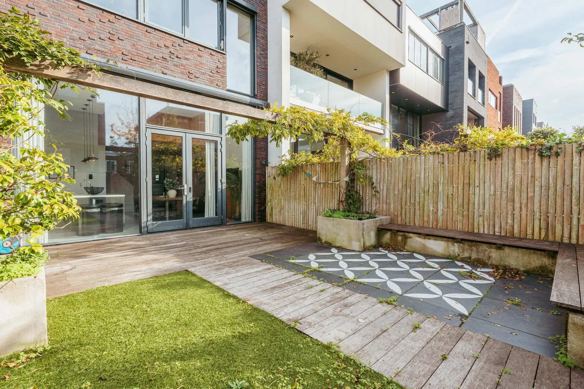 Exterior photo 5