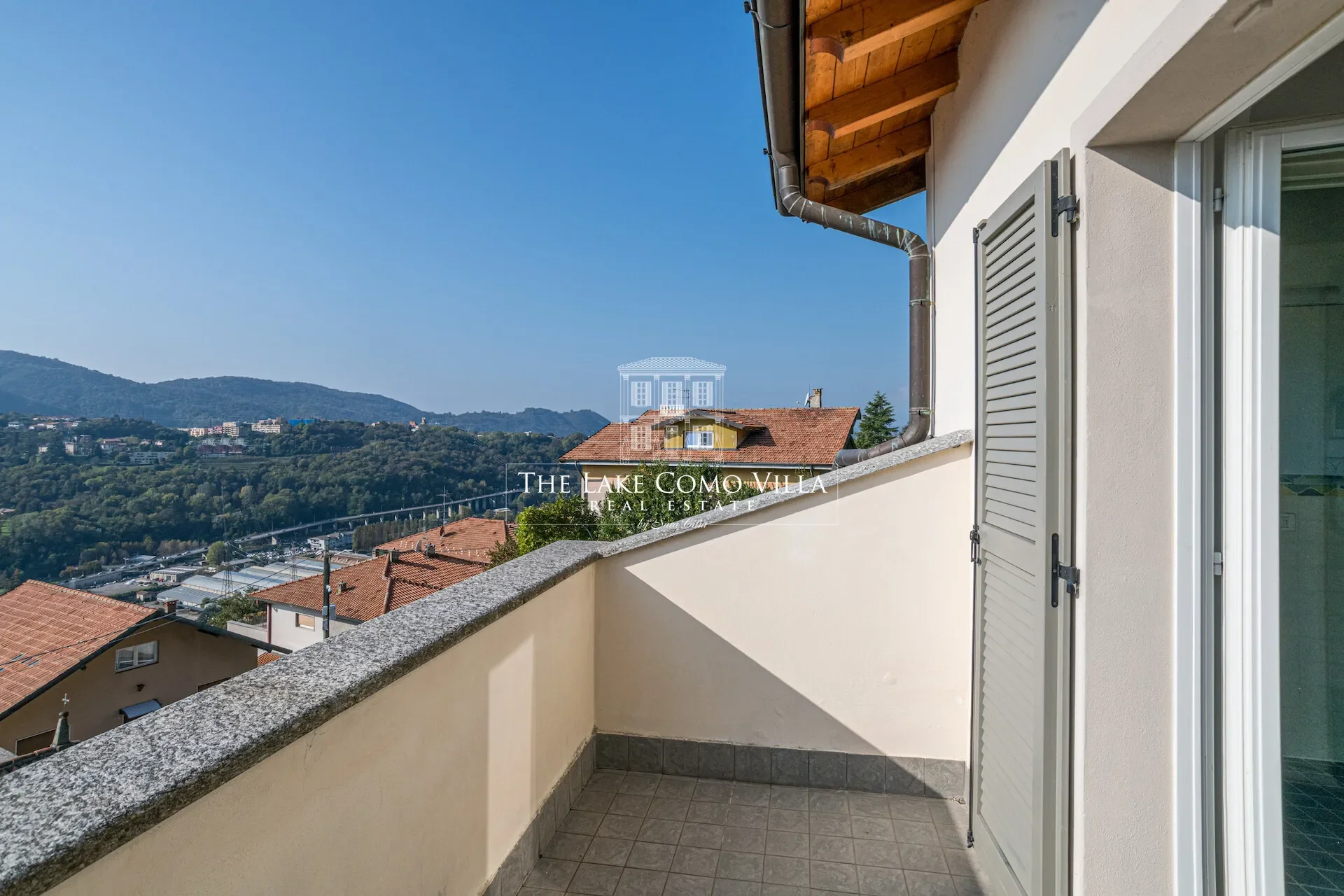 Exterior photo 6