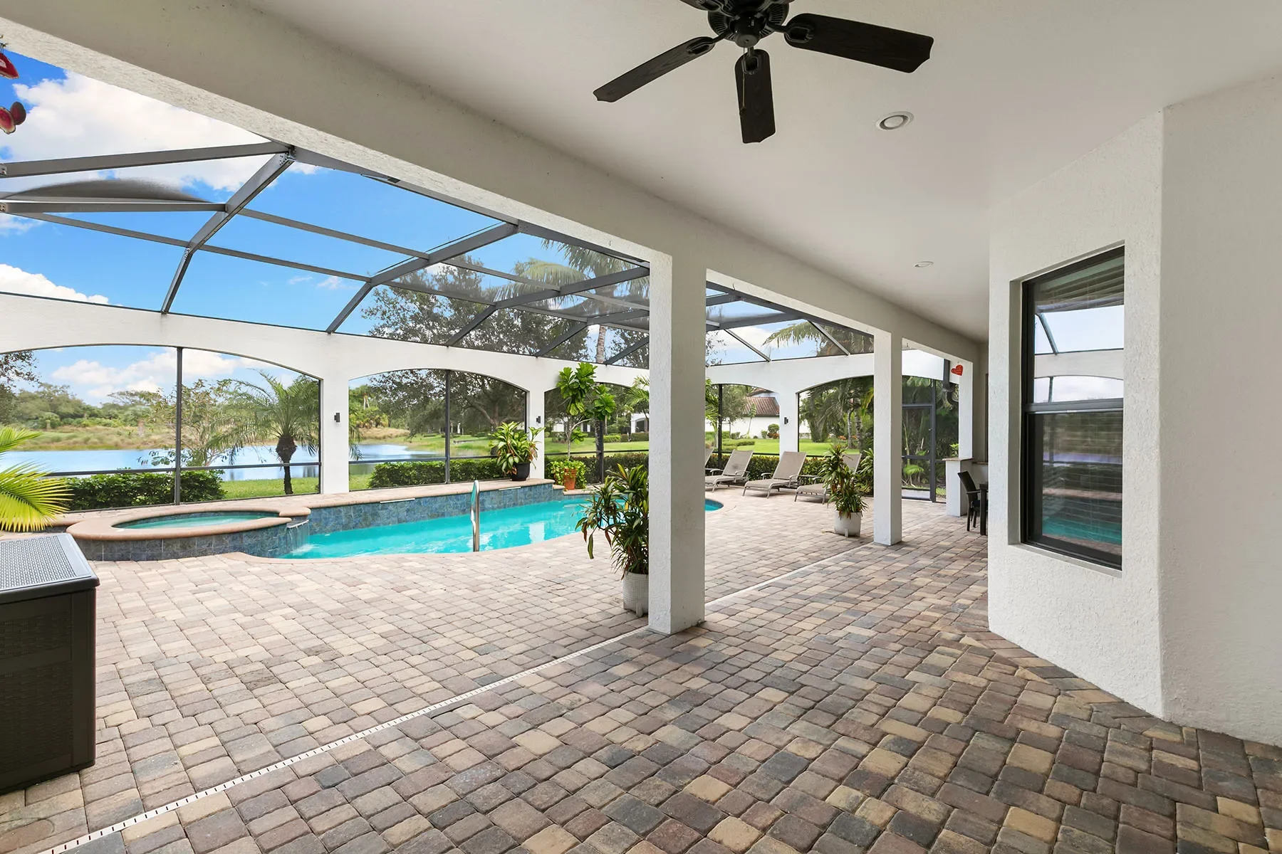 Exterior photo 5