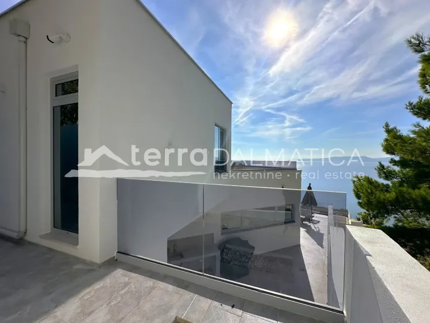 Exterior photo 8