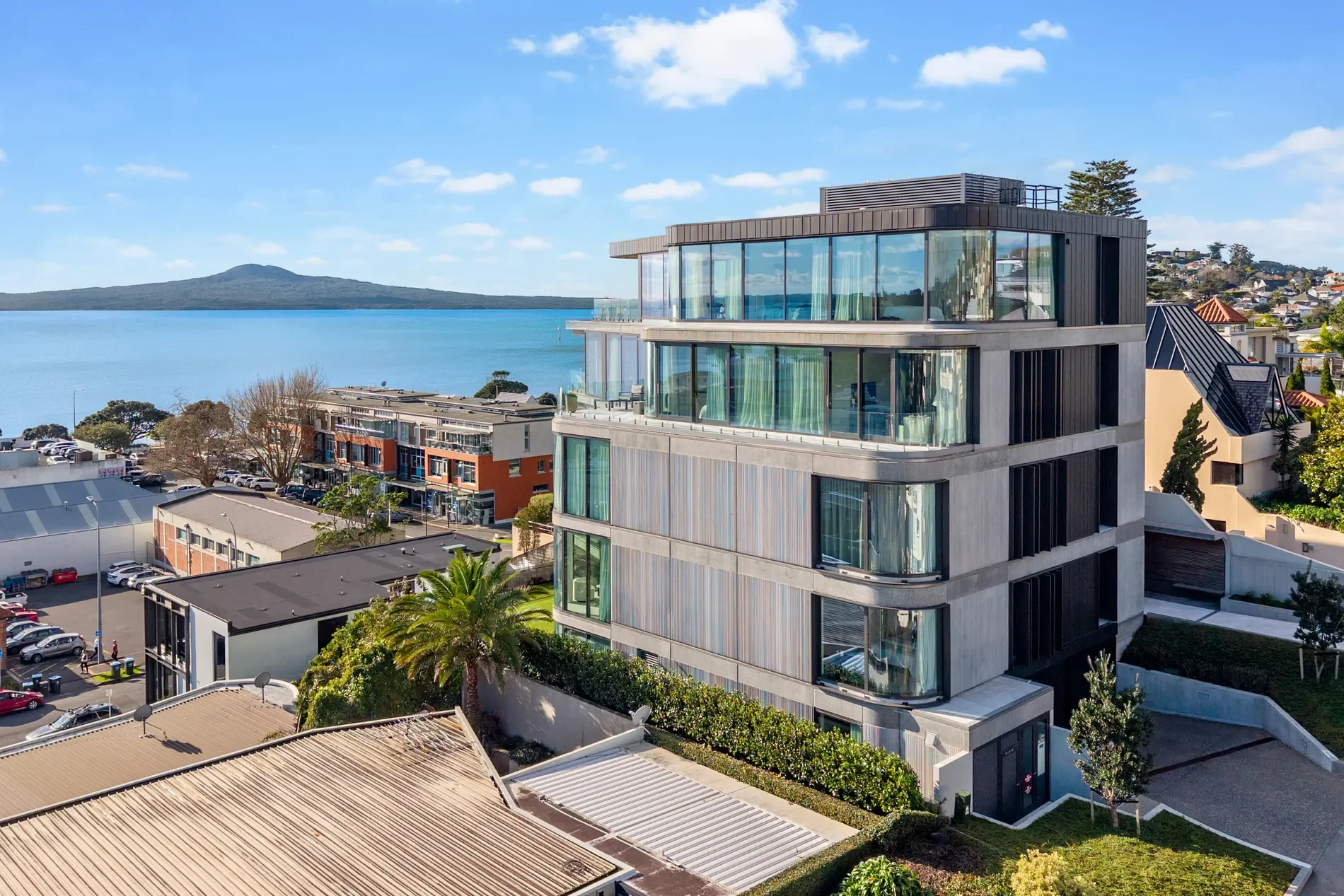 Exterior photo 4