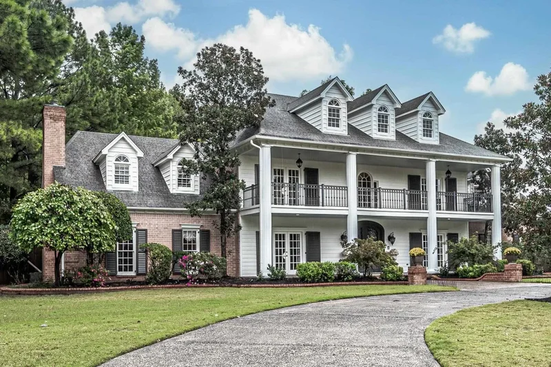 Southern Colonial Estate Offering Elegance and Privacy