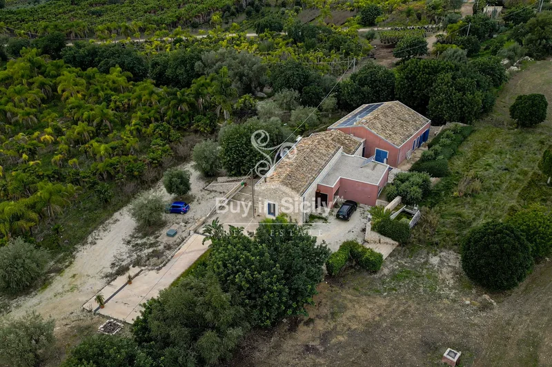 Wonderful historic farmhouse between Rosolini and Noto, expertly restored