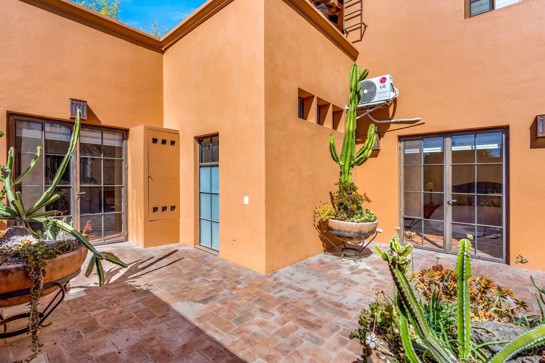 Exterior photo 7