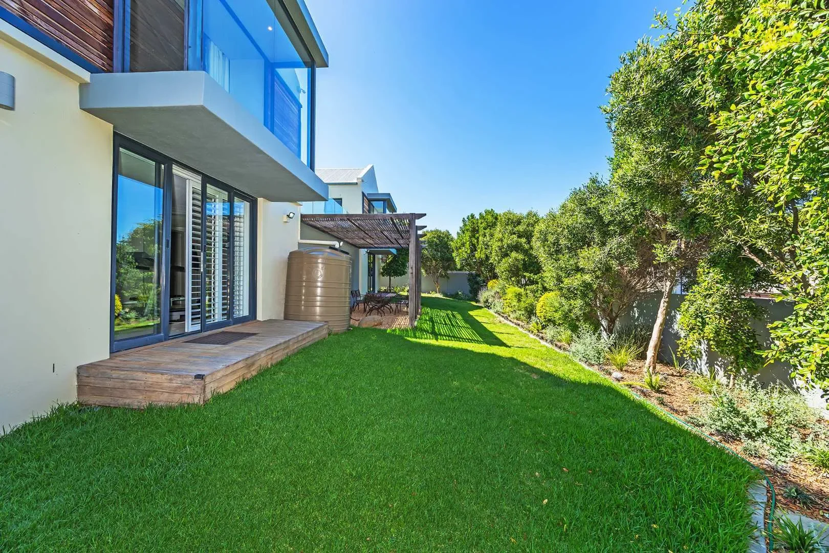 Exterior photo 4