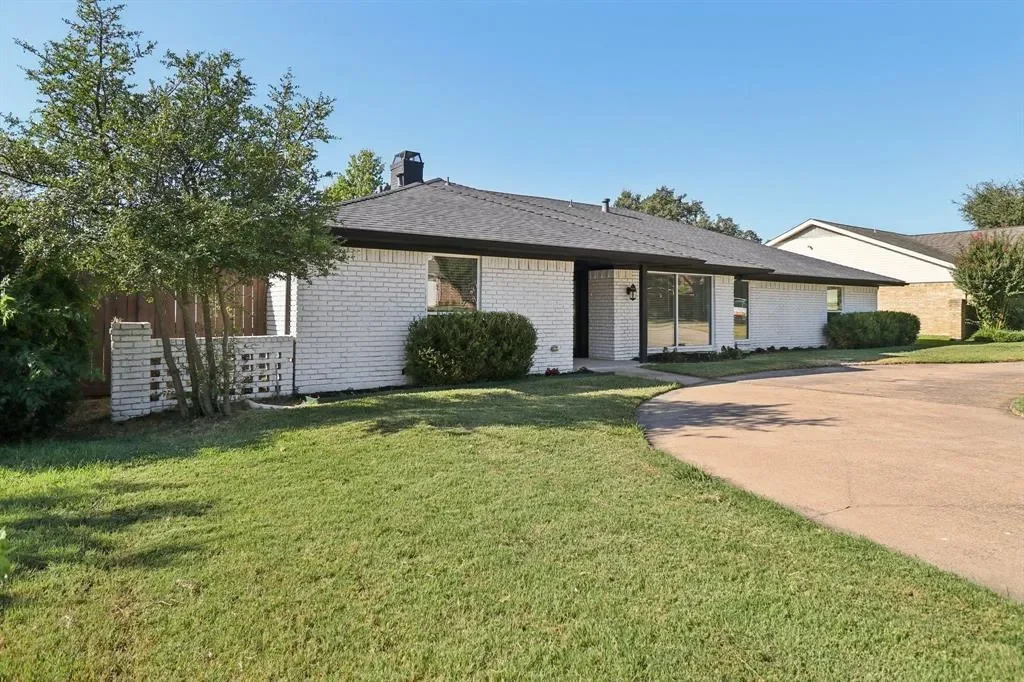 Exterior photo 1