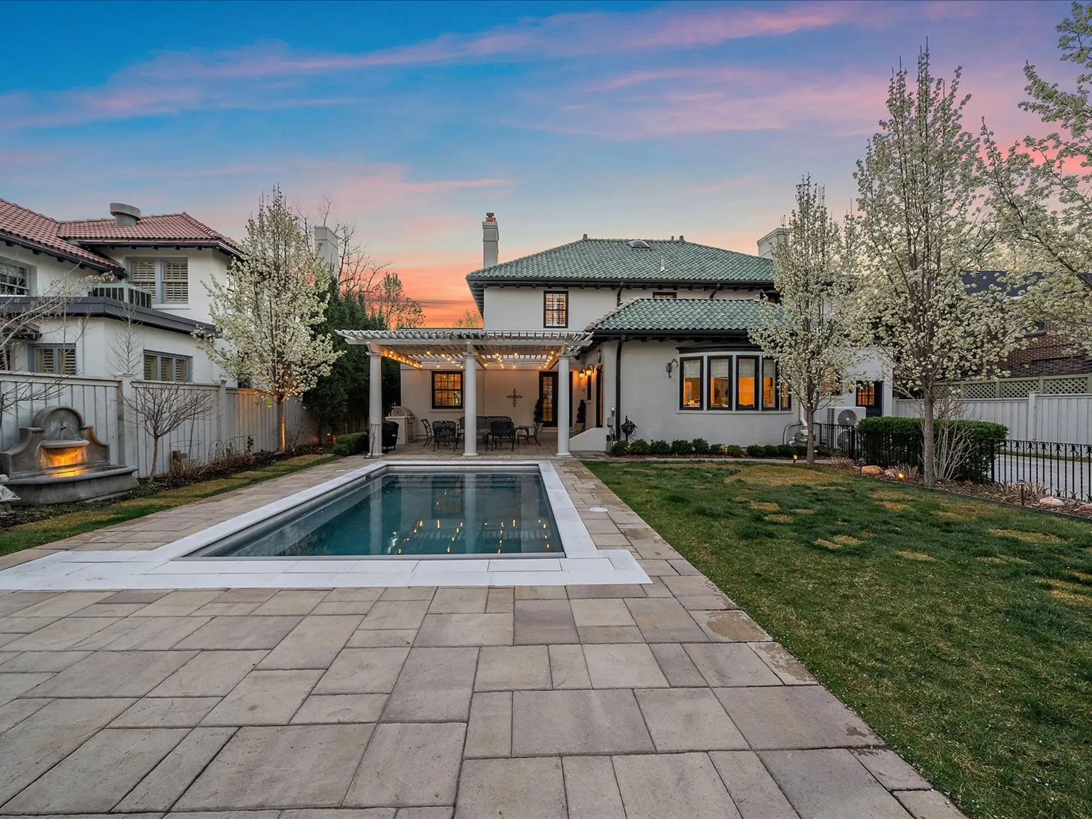 Exterior photo 4