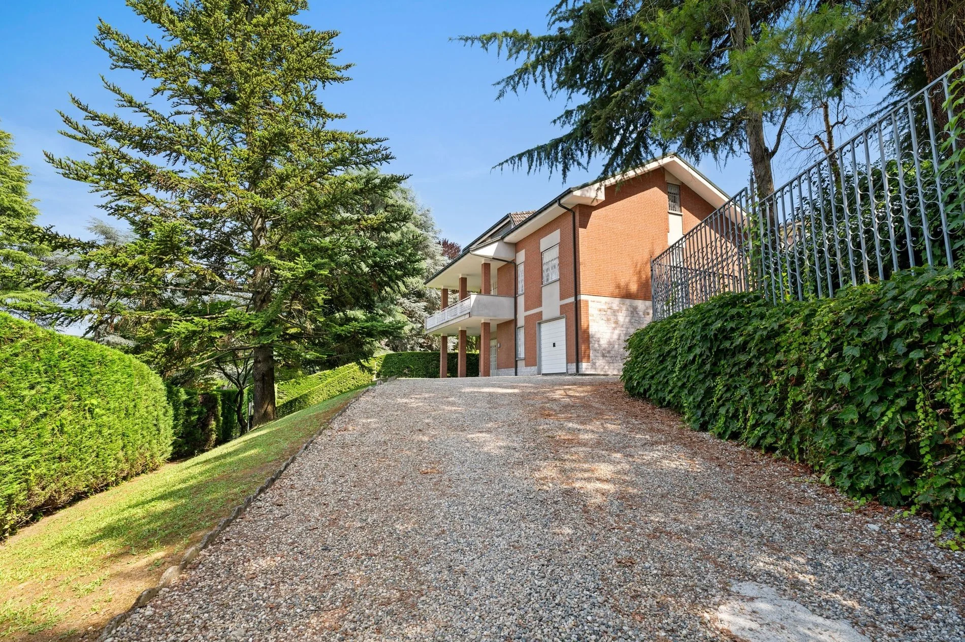 Exterior photo 6