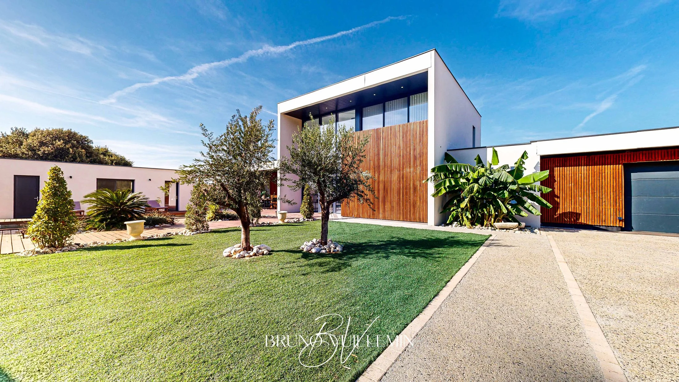 Exterior photo 2