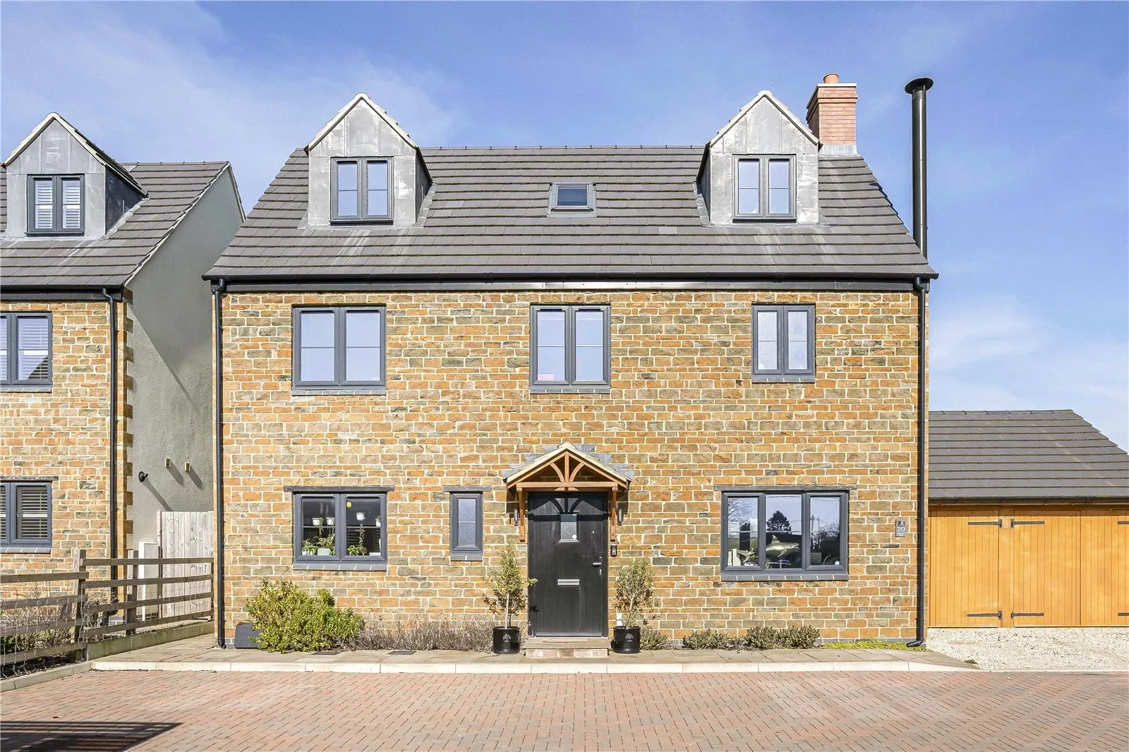 Exterior photo 5