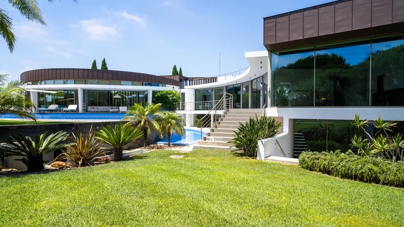 Architectural Masterpiece Overlooking the Fairways – A Signature Home in Pinhal Velho, Vilamoura