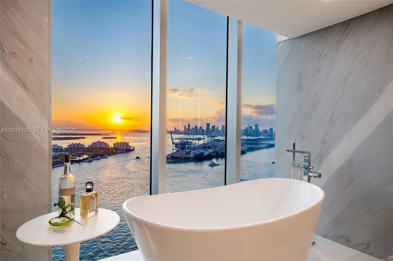 1000 S Pointe Dr 3501, Miami Beach, Florida, United States. - Photo 30