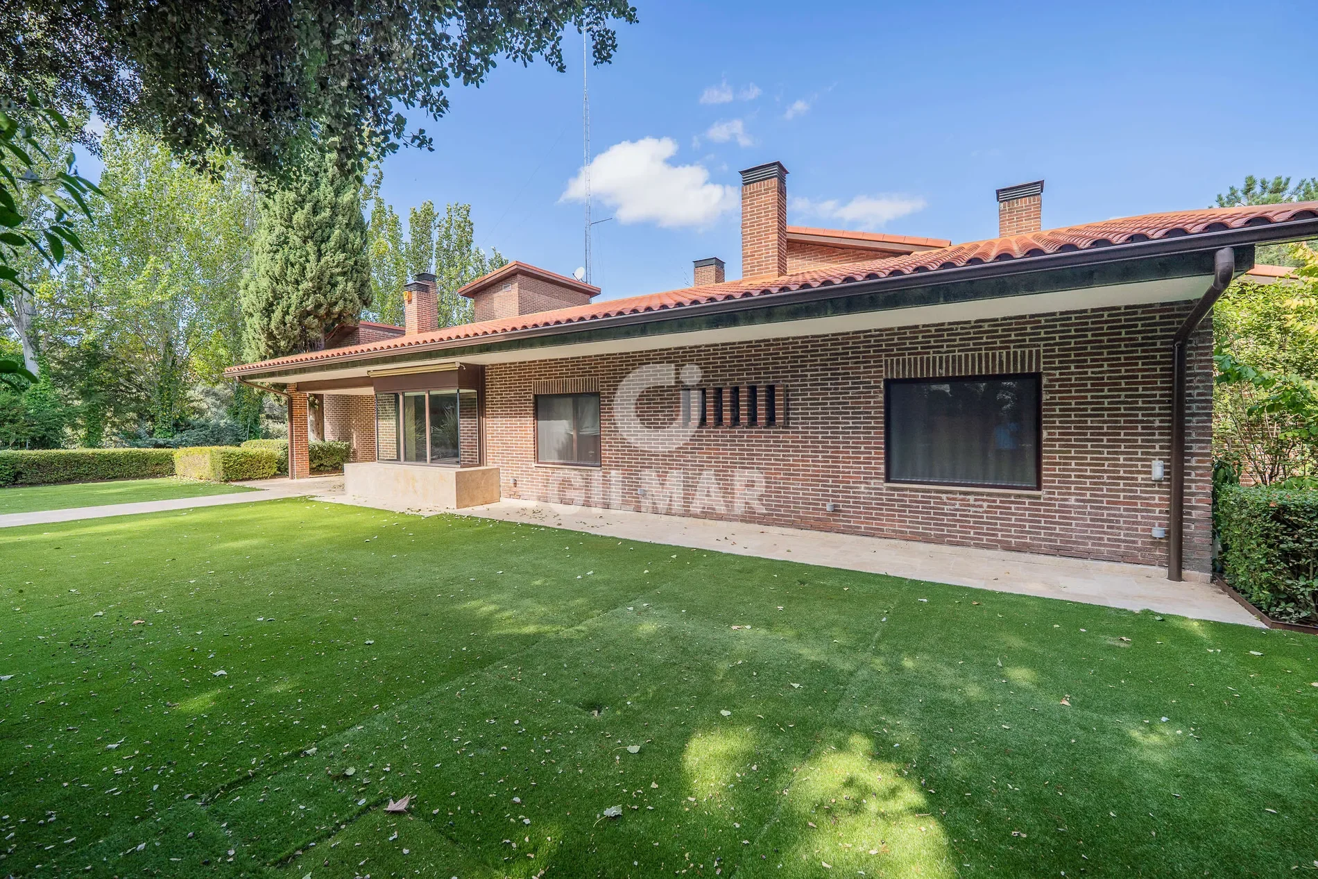 Exterior photo 8