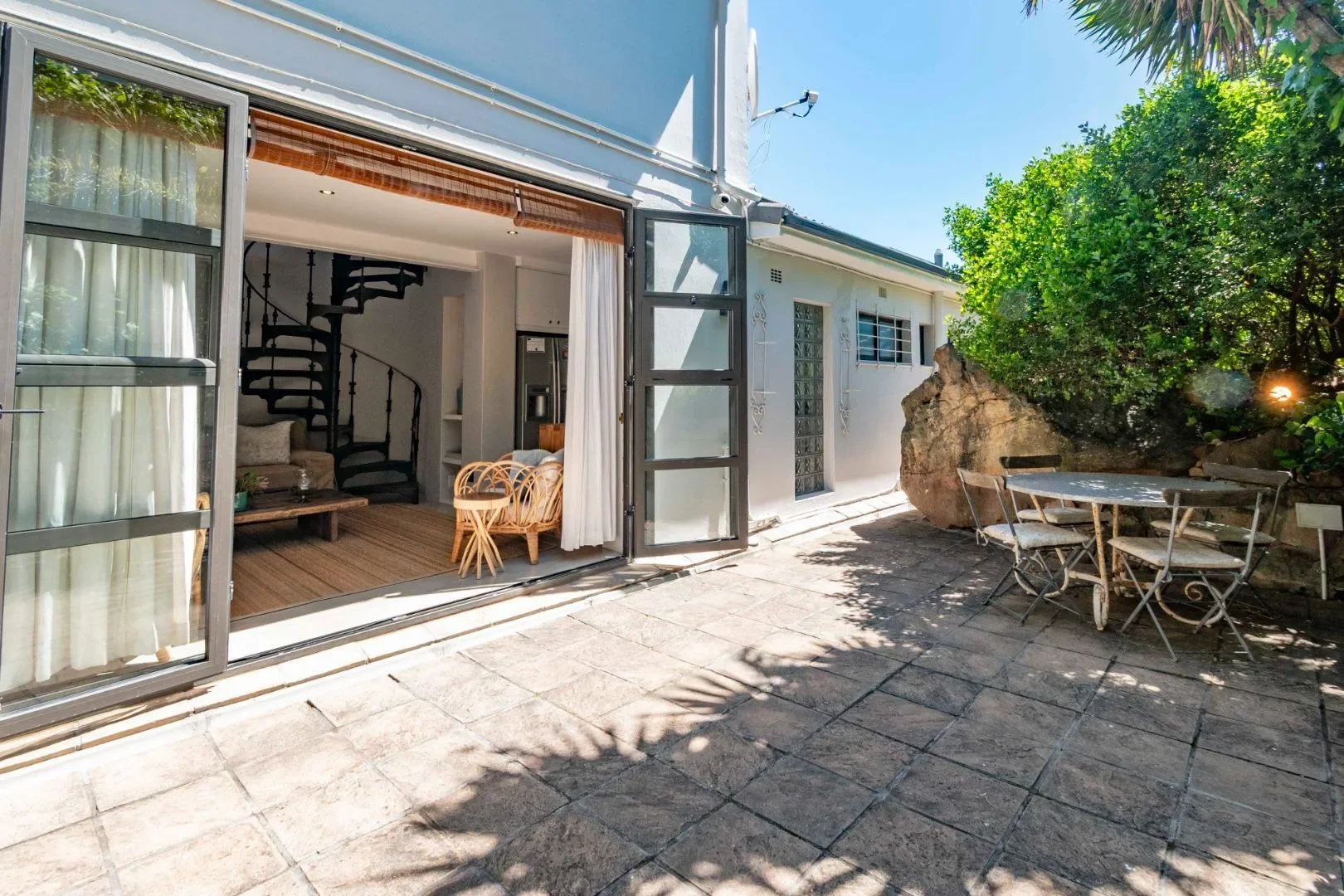 Exterior photo 4