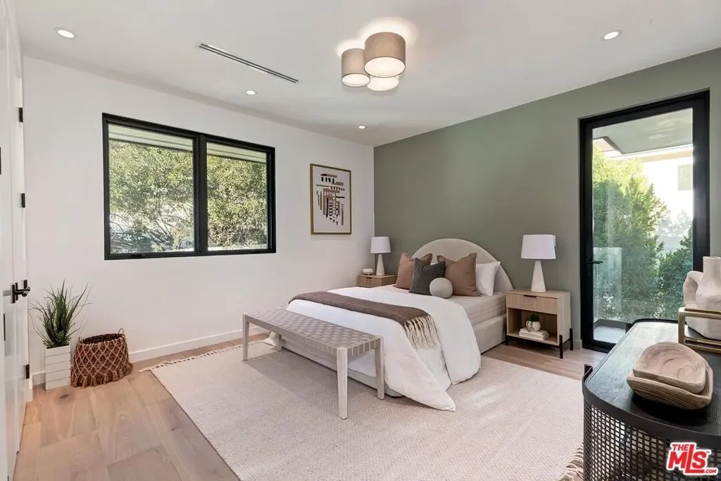 16879 Mooncrest Drive, Los Angeles, California, United States. - Photo 25